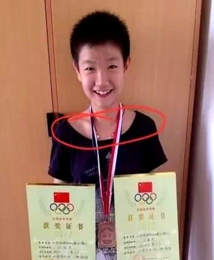 一张没见过的小莎莎，发这张照片的博主说：她刚打完下来是哭着鼻子的，但