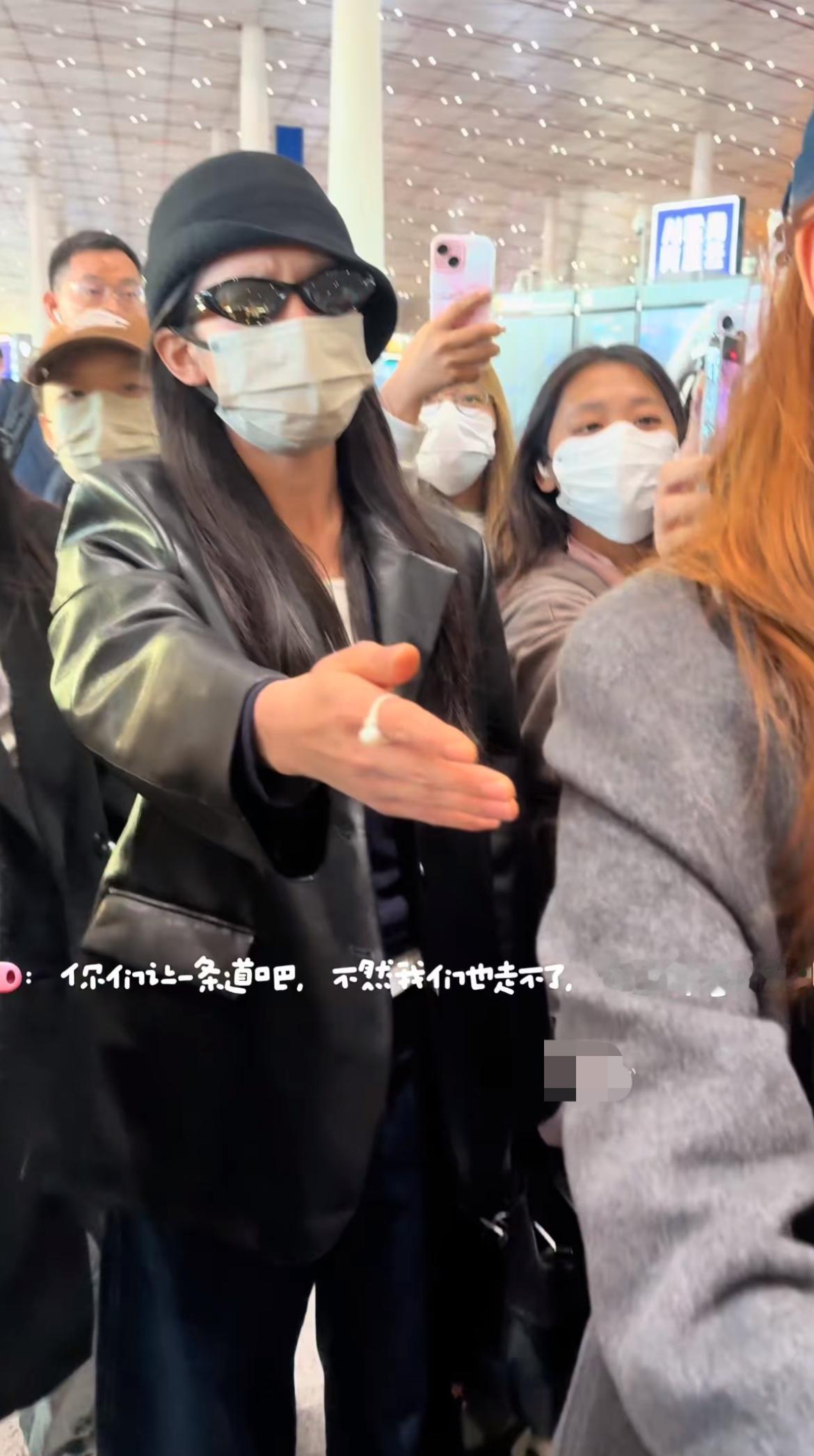 张婧仪刚下工，人还没喘匀，就被围得水泄不通。手机怼脸，脚步卡死，连台阶都迈不开