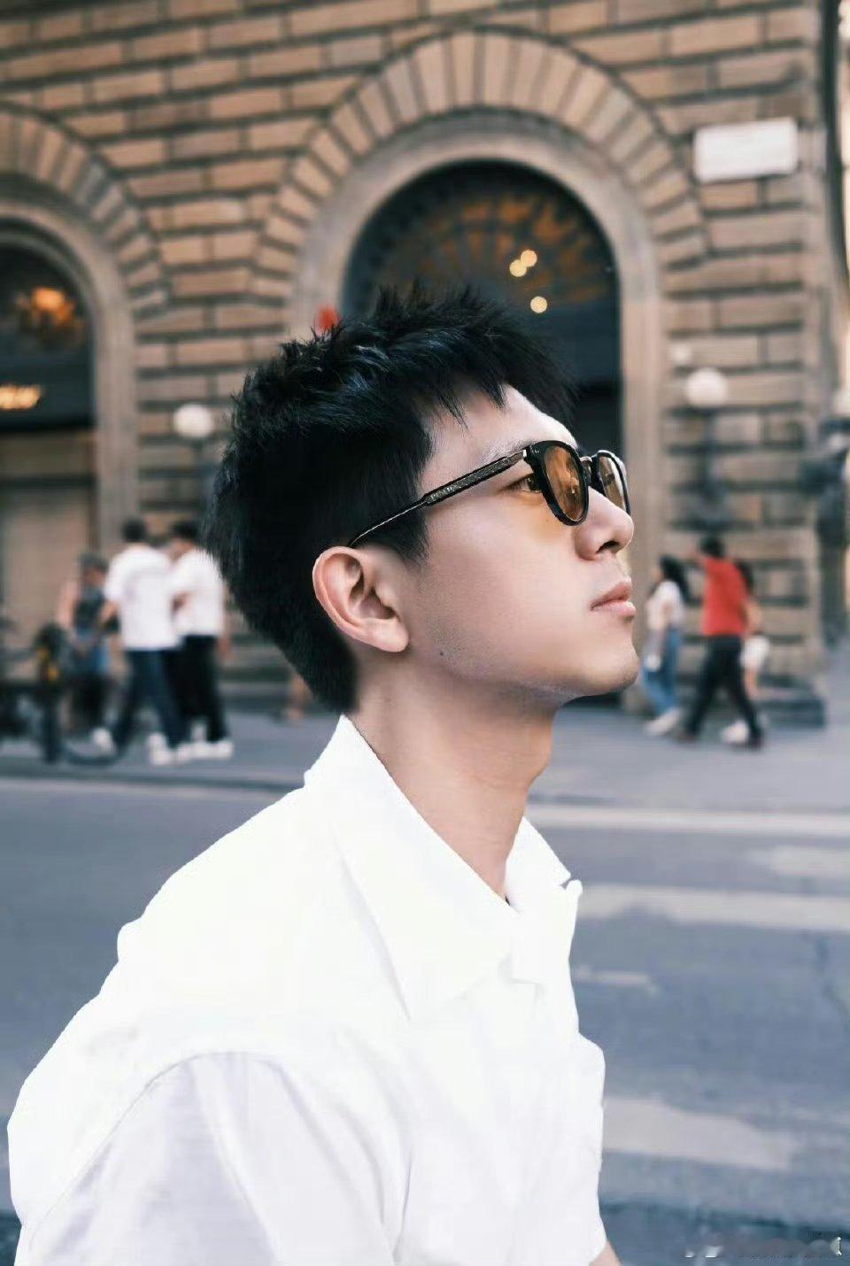 李现我的内娱男友李现穿上西装和休闲装的时候是两种不同的风格，希望李现可以多穿