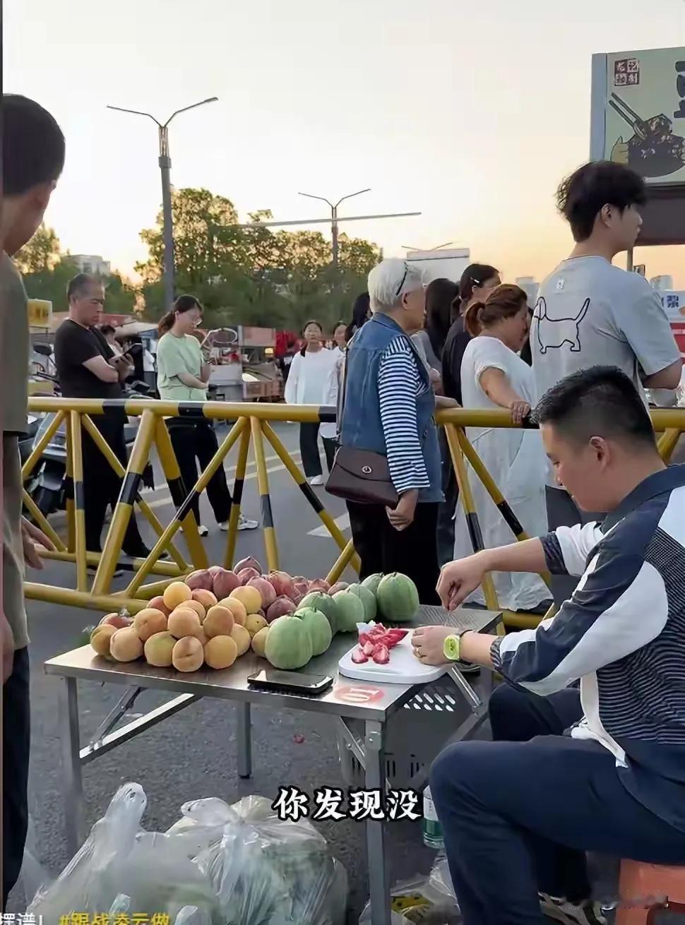 河南潢川县周县长亲自摆摊卖桃，拉筐在大排档推销，被熟人认出太尴尬。看到这消息，我