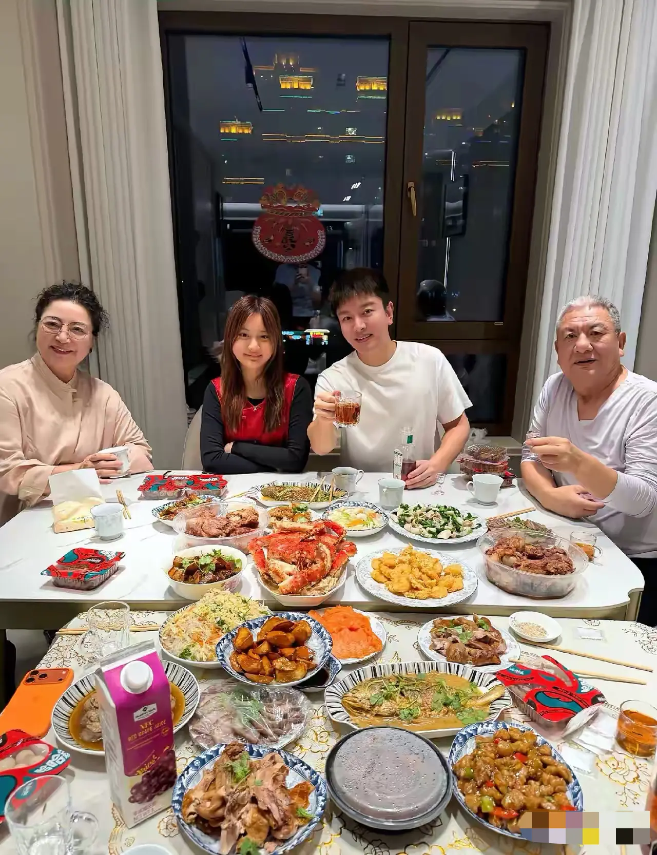 贾乃亮家的年夜饭太有“东北那味儿”了！这一大桌子菜，隔着屏幕都能闻到香味。