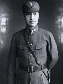 1950年11月，36军军长刘万春接到通知到北京参加会议，可是刚下车，就看到几名