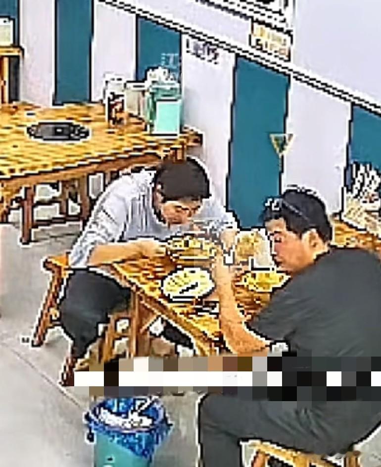 7月14日晚，河南淮阳，一对货车夫妇正在餐馆中吃着饭，听到下雨声，车主想起车上装