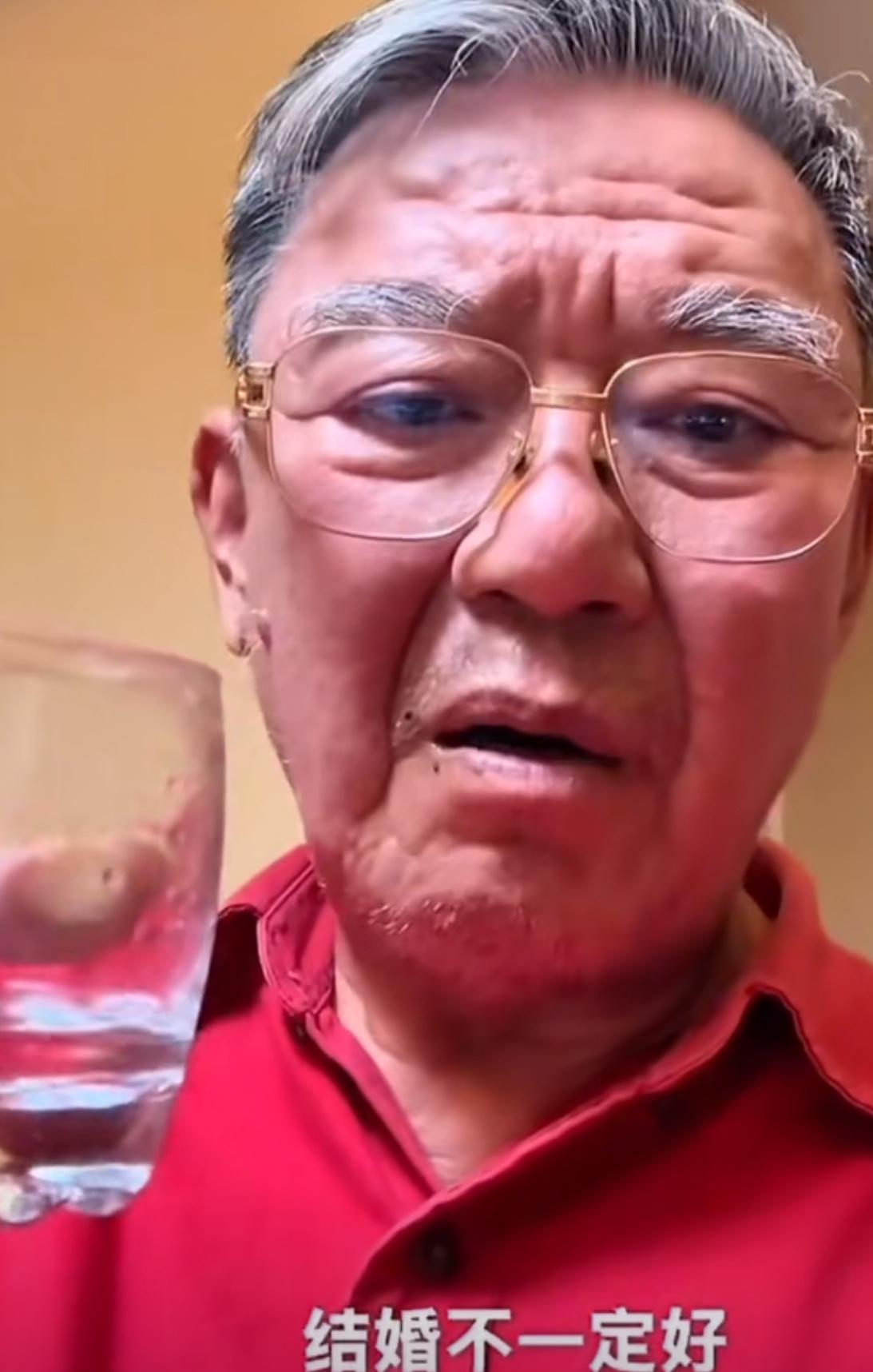 李立群回应三个孩子都没结婚。老戏骨李立群在直播中说起自己三个孩子都没结婚，他表