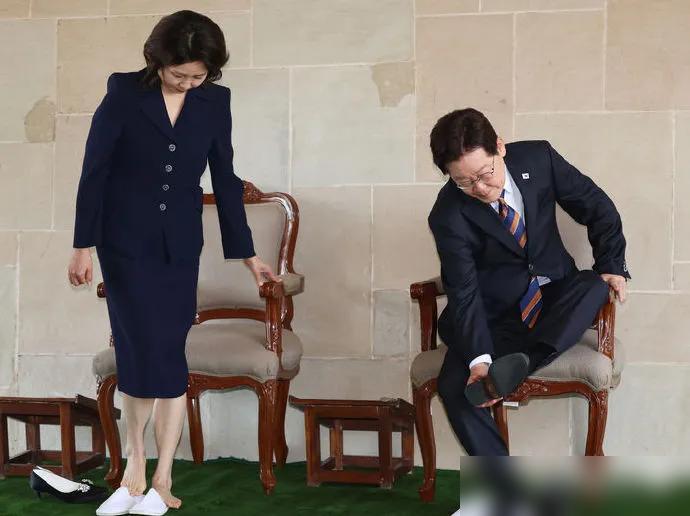 韩国总统李在明和夫人金惠景访问印度，期间向印度国父圣雄甘地敬献花圈。这次现场