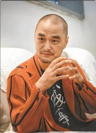 冯唐说："实在放不下的时候，去趟重症病房或者墓地，你容易明白，你已经得到太多，再