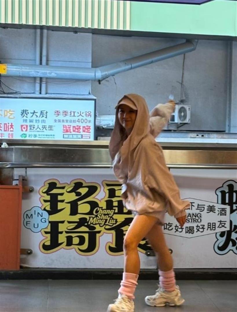 何洁长沙街头吃小龙虾被偶遇！扎麻花辫少女感爆棚，这哪像40岁