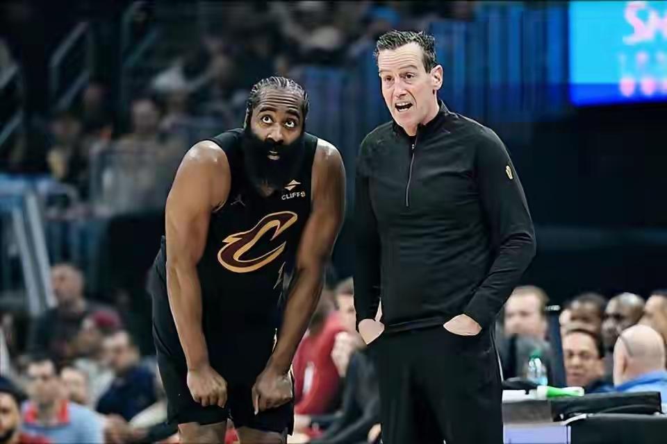 天生劳模，度过与骑士的蜜月期后，哈登最近三连客期间，又开启了熟悉的老黄牛模式。其