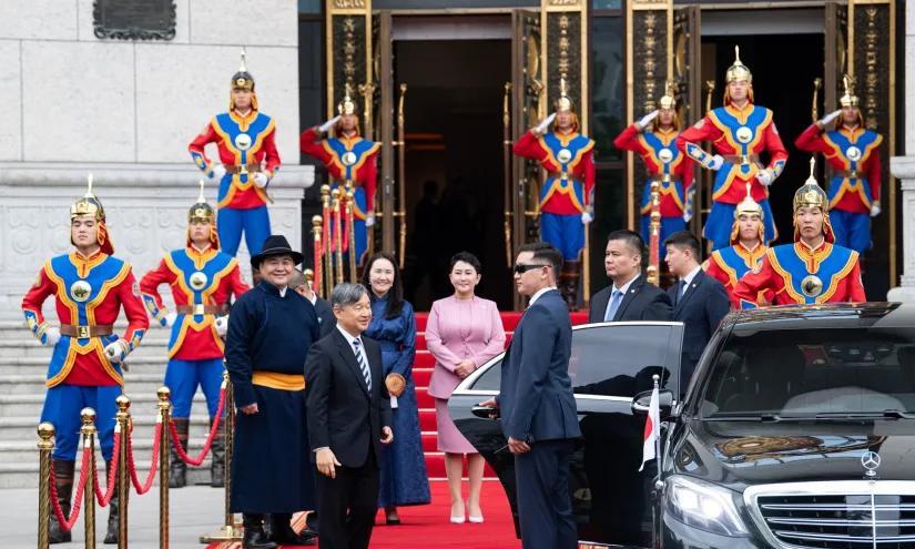 日本天皇德仁参观蒙古国“成吉思汗”国家博物馆，万万没想到，蒙古国外长巴特策策格和