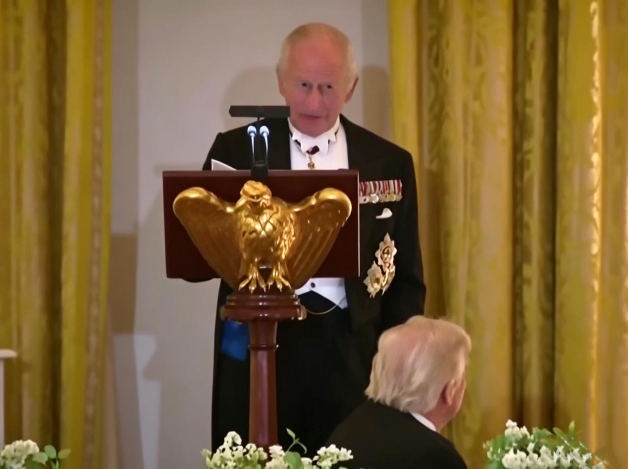 英国老国王的一句话，引发全场哄堂大笑，特朗普秒变“乖宝宝”陪笑。英国国王查尔