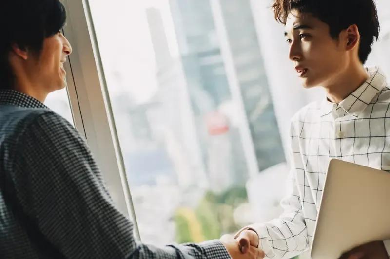 教师怎样才能打败同事，成为校园骨干教师素质教师职场？首先，凡事都要争！评