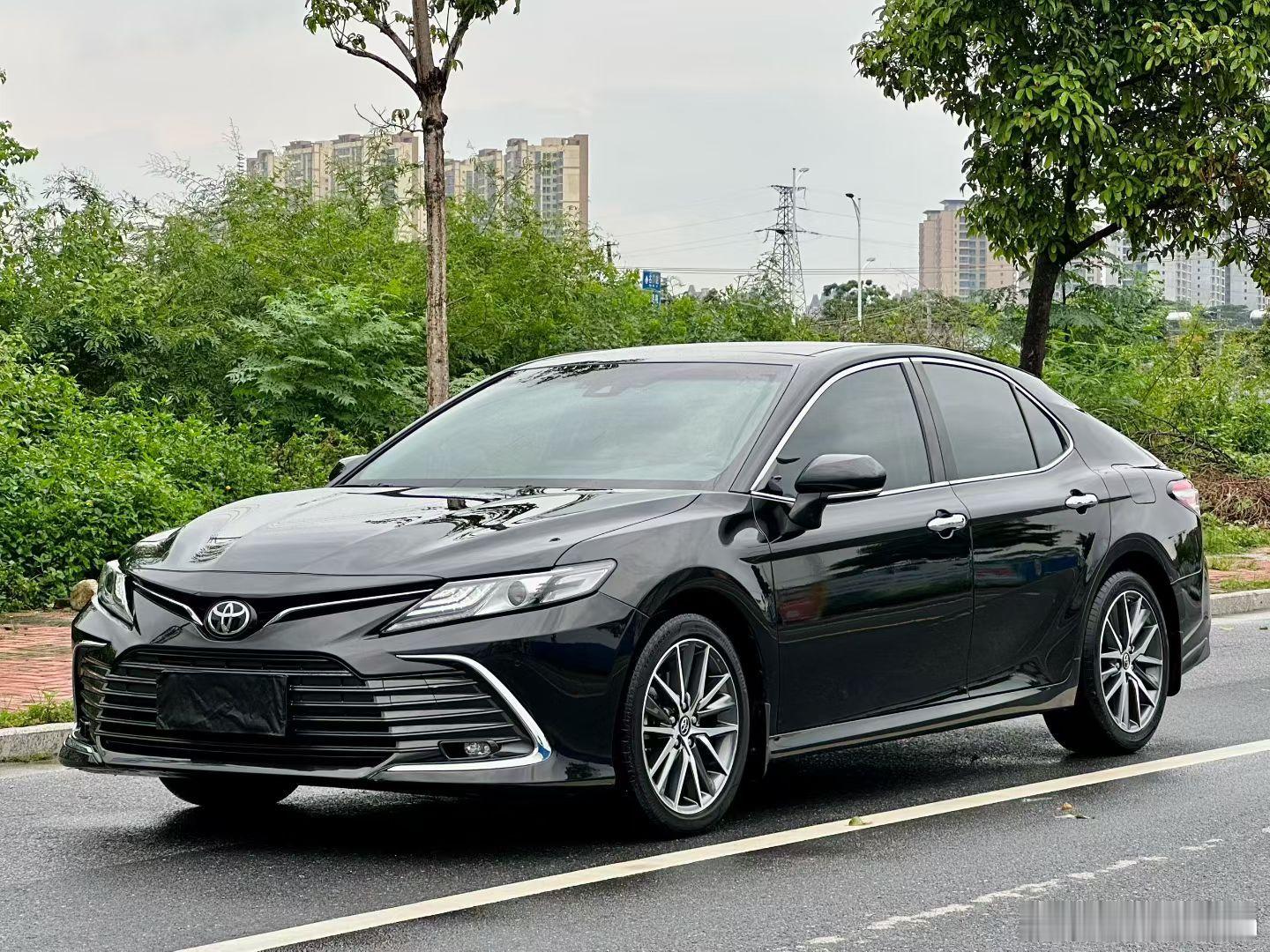 丰田凯美瑞（八代半）22年上牌、2.5G自动豪华版8AT波箱，私家一手车，无钥匙进入、双电动皮座椅，