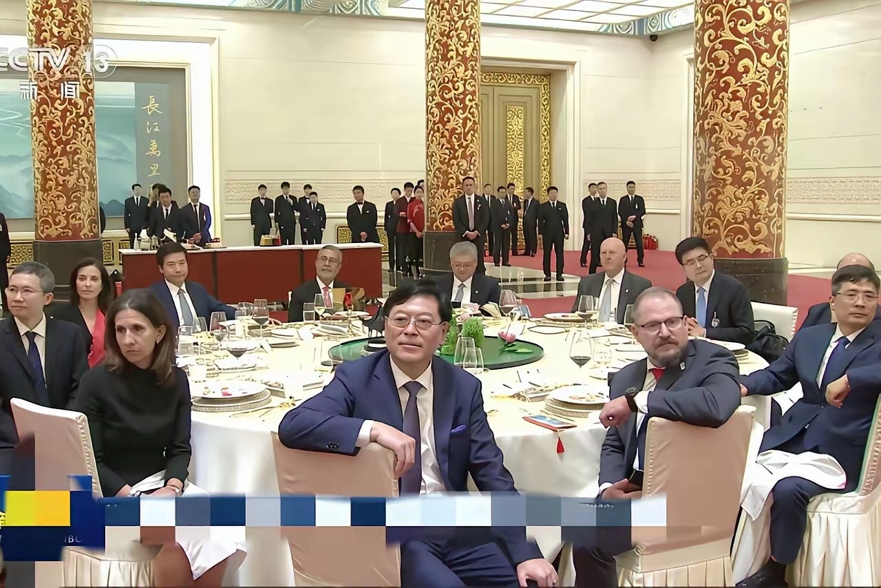 从前压根没把马斯克放在眼里，如今连跟他同坐一桌的资格都没有了😂