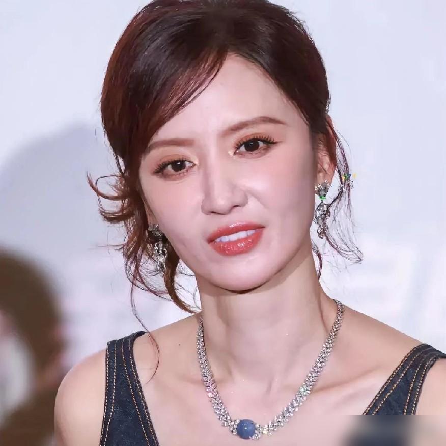 别再骂张萌精明算计了。我告诉你，她那五千万不是赌输了，是当祭品烧错了坟头。你