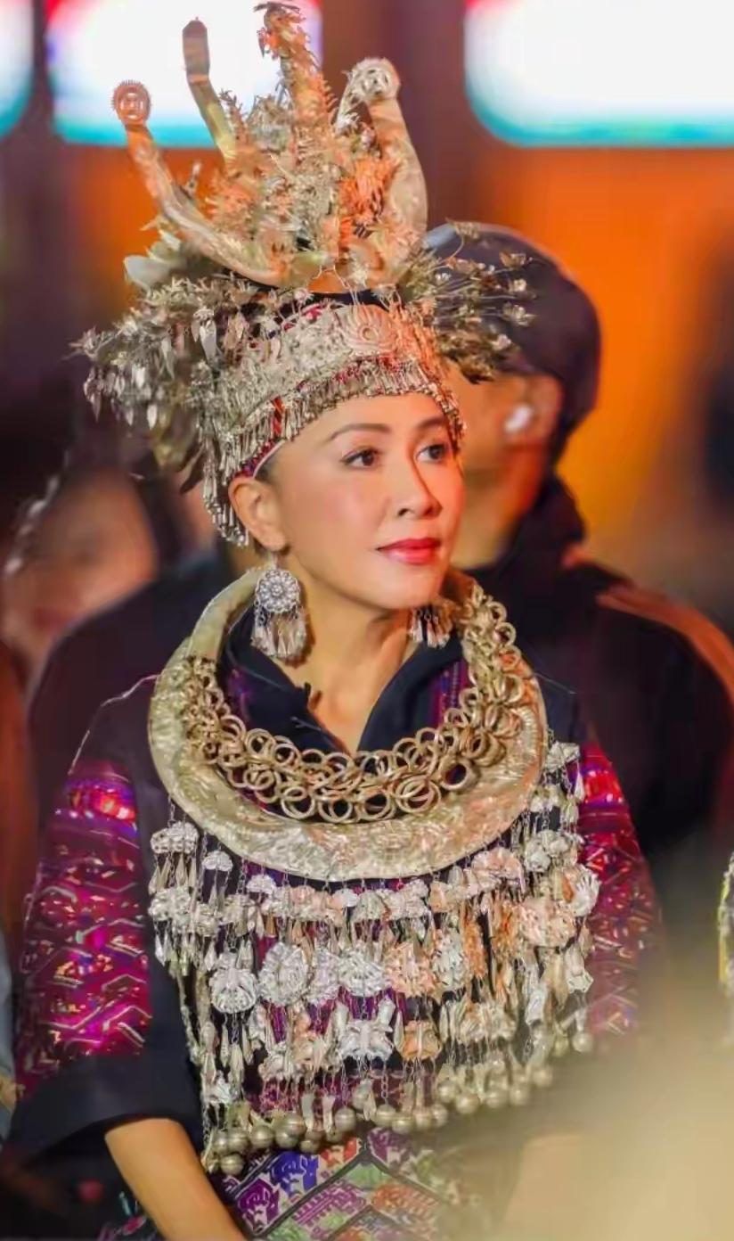 60岁刘嘉玲现身贵州“村T”，穿上少数民族服饰真的好美呀，兼具高级与韵味，一出场