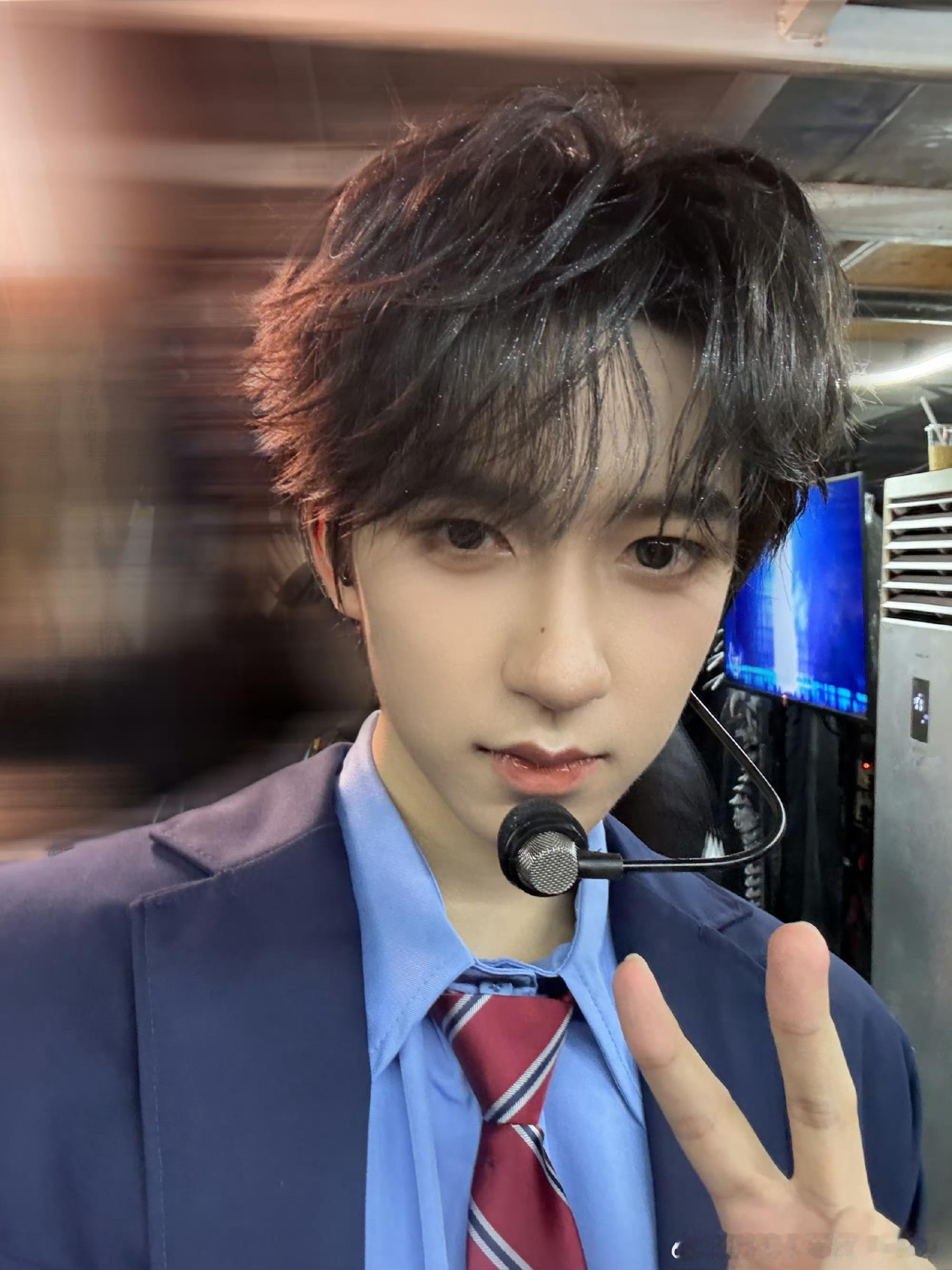 真的笑发财了，贺峻霖力挺国草桃黑黑