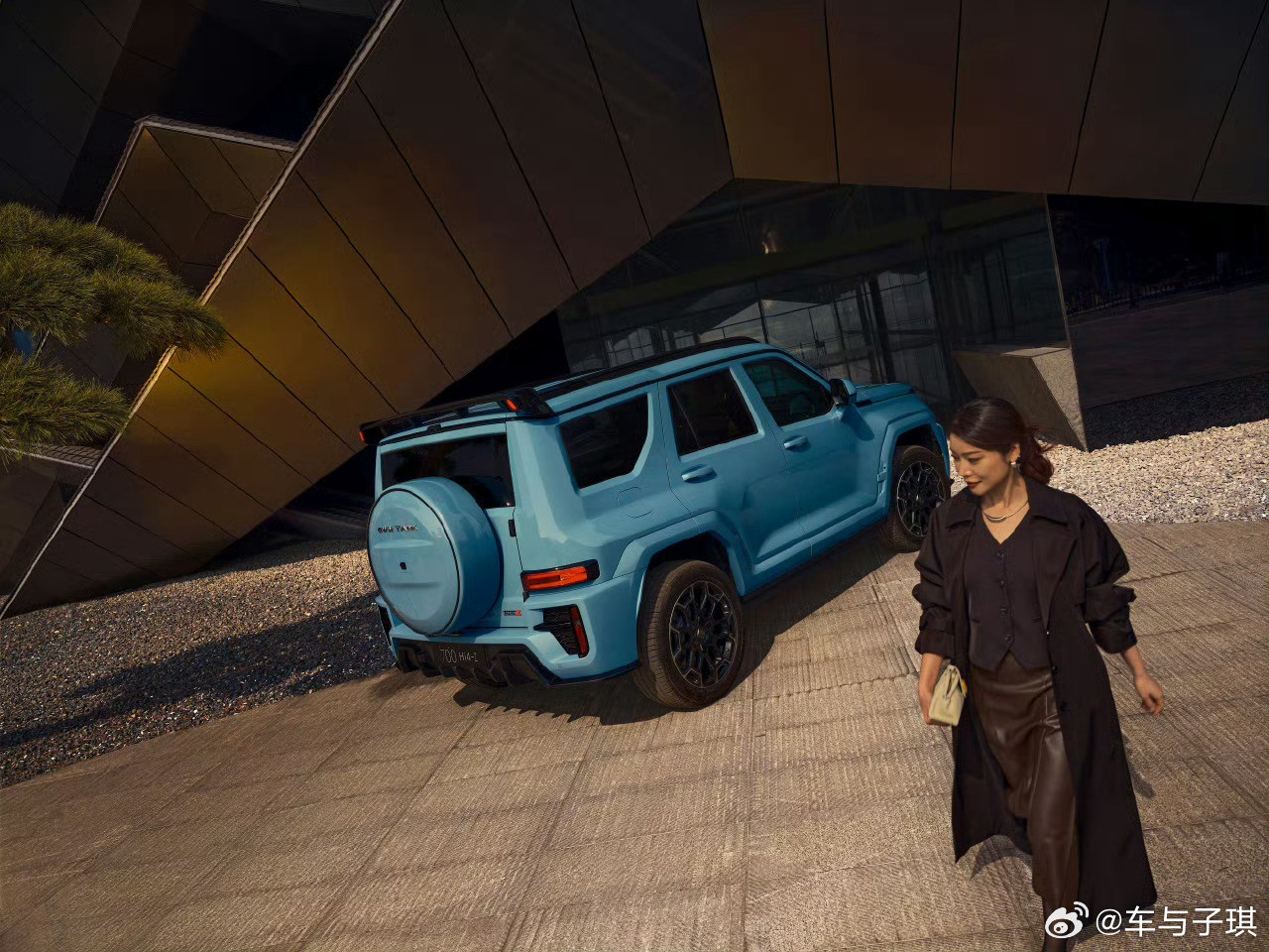 看多了千篇一律的硬派越野，全新坦克700的东方美学真的很圈粉。敦煌青取自莫高窟壁