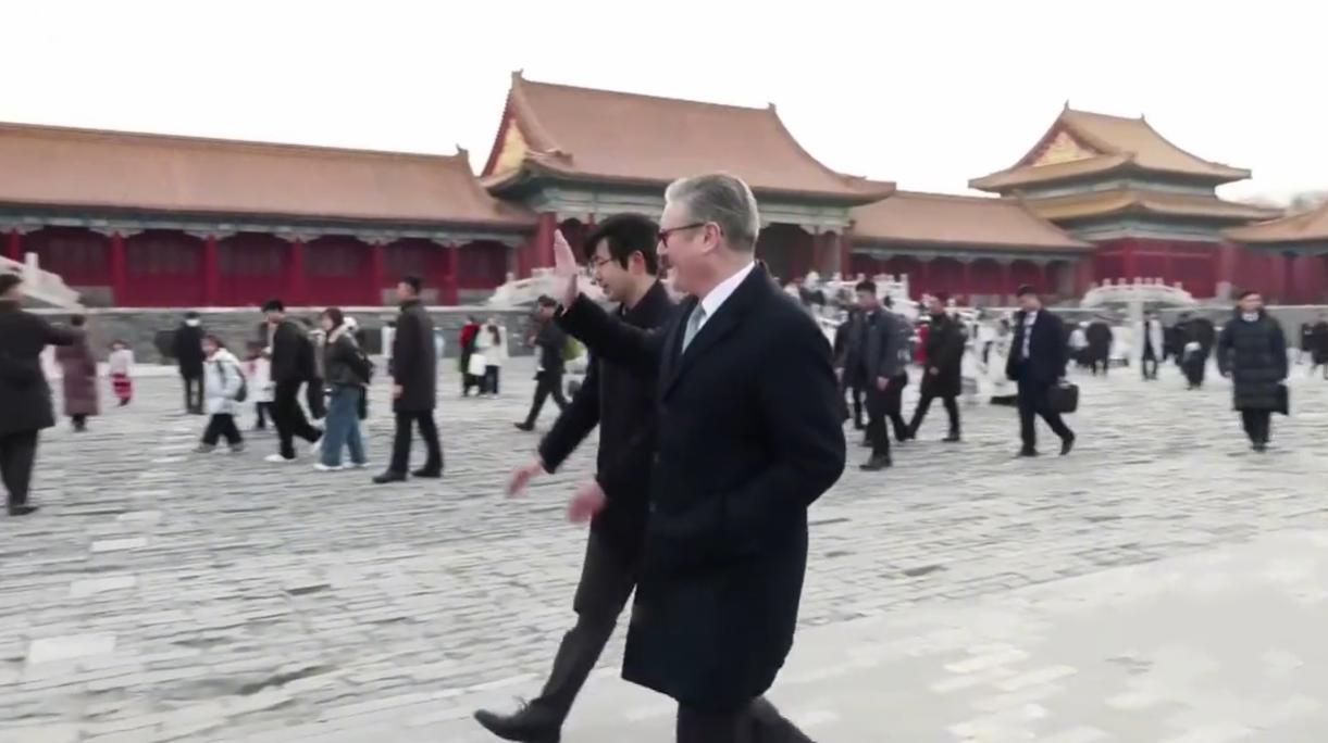 1月29日英国首相游故宫没有清场，有游客偶遇他打招呼，斯塔默热情挥手回应；这一天