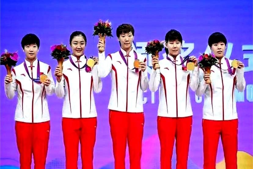 眼镜一戴，球还能不能好好打？陈梦把带芯片的眼镜戴上球台，镜头立刻把对手每一拍