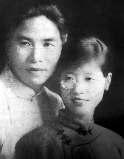 1935年，结婚8年的凌叔华，和27岁的武大外籍教师朱利安，正在屋里缠绵，不料，