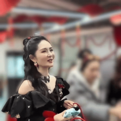 谁家春晚后台秒变大型扫货现场啊北京台春晚后台太欢乐，周深、谢娜等忙着收礼物，唐