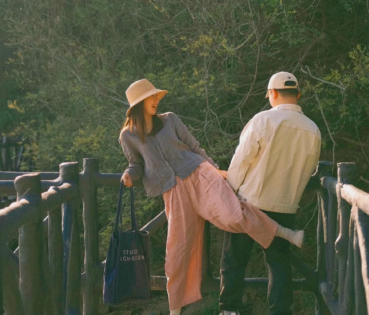 “筷子见真心，枕头见感情”。夫妻感情合不合就这两处就知道了夫妻的感情都藏在饭碗