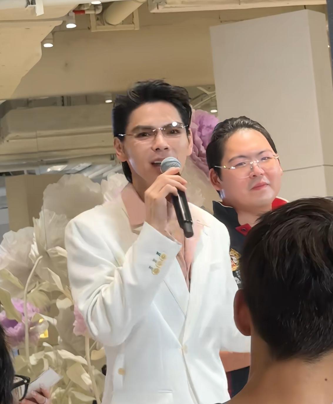 向佐这个人演技好不好，我不做评价。但有一点非常肯定的是:向佐这个人家庭观