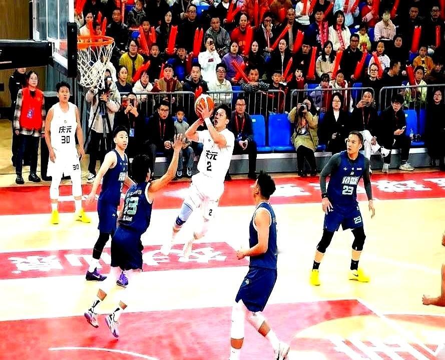 CBA最后两张门票，现在是四队抢破了头。诸暨队现在最舒服，近期9胜5负，主场