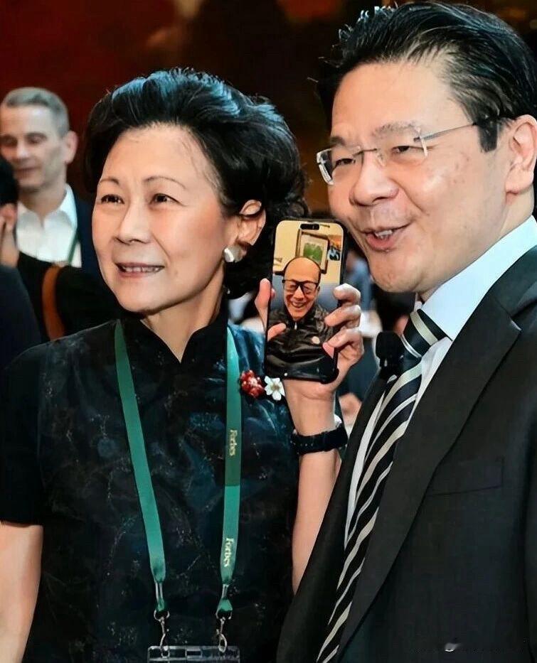 李嘉诚耐人寻味的现身福布斯活动了，是通过同新加坡总理黄循财视频互动的方式。超人这