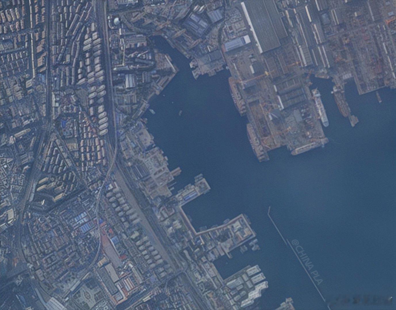 国外卫星天天盯着004,发现004的建造比福建舰还要快福建舰一共在船坞呆了4年那