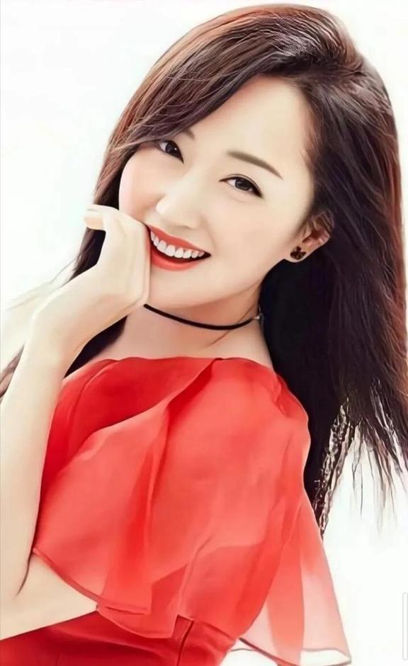 官媒发文，54岁杨钰莹再次突破，甩了“甜歌皇后”标签，这才是经典的狠劲提起杨