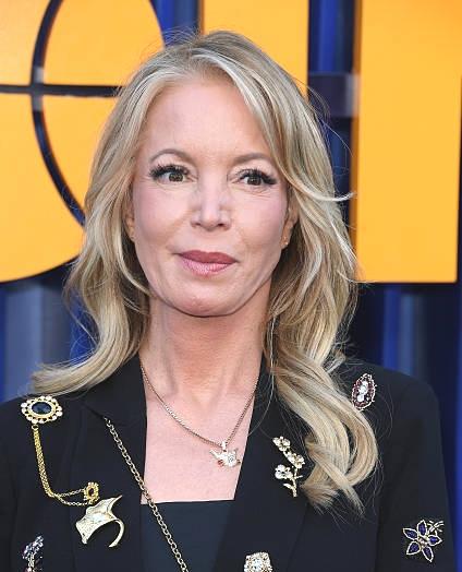 珍妮巴斯称：詹姆斯的未来决定权在他自己手里，今年夏天不排除宣布直接退役。众所