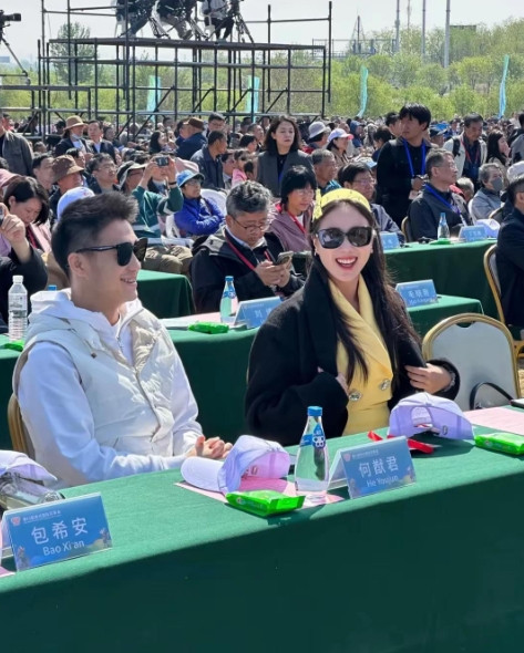 4月19日，奚梦瑶何猷君和一双儿女、以及何超欣现身潍坊风筝节，一家人一起放风筝，