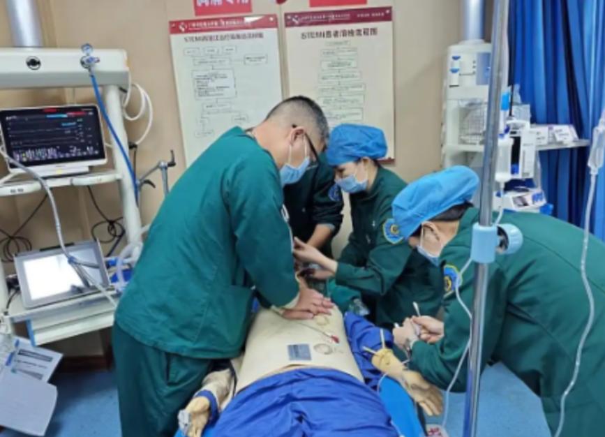 “憋住，别笑！”江苏一名男子急性心梗，被送往医院抢救。生死关头，他竟烟瘾犯了，非
