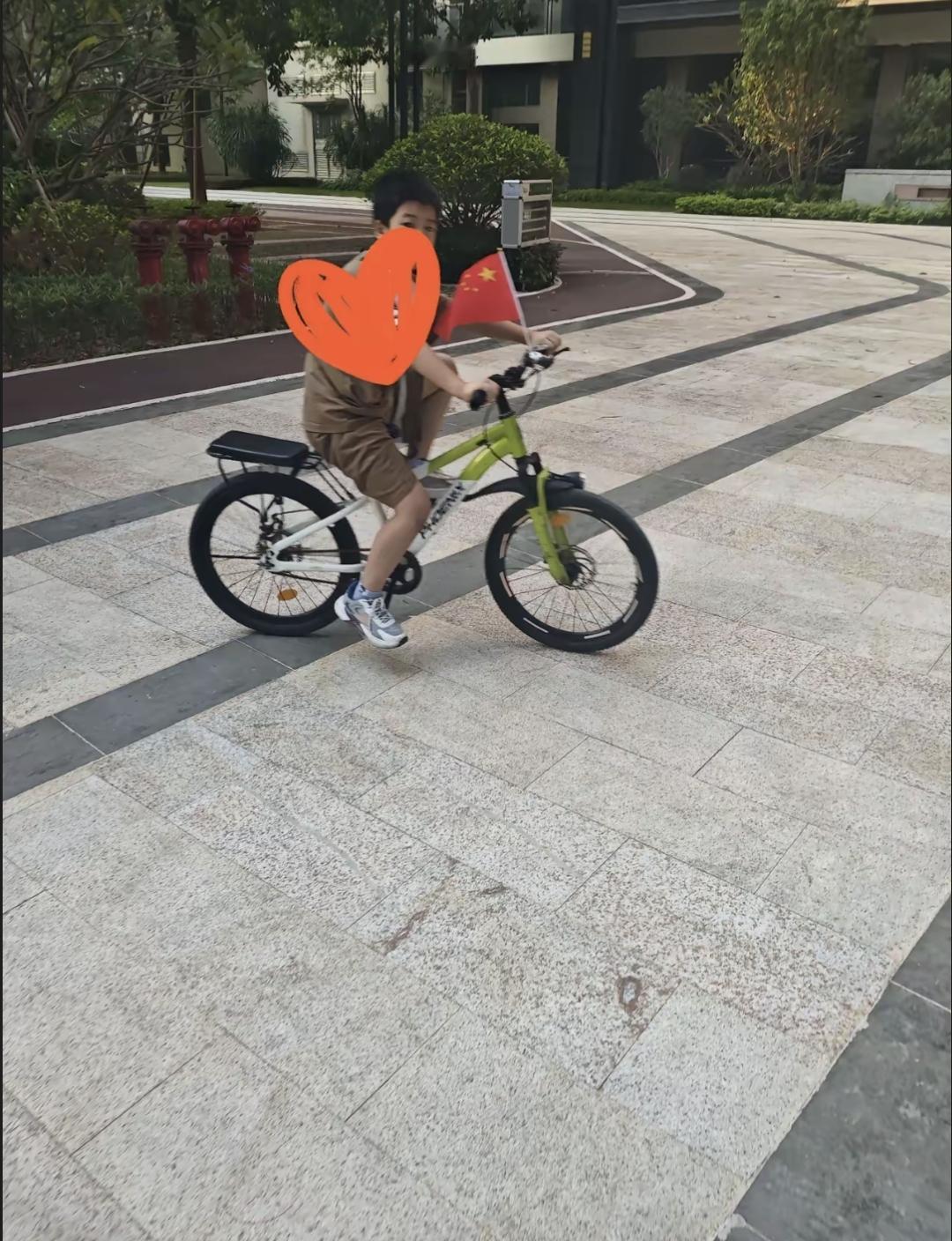 在镇幼儿园教了四年书，我发现件怪事。那些天天擦得净亮的孩子，一降温就咳嗽打针。反