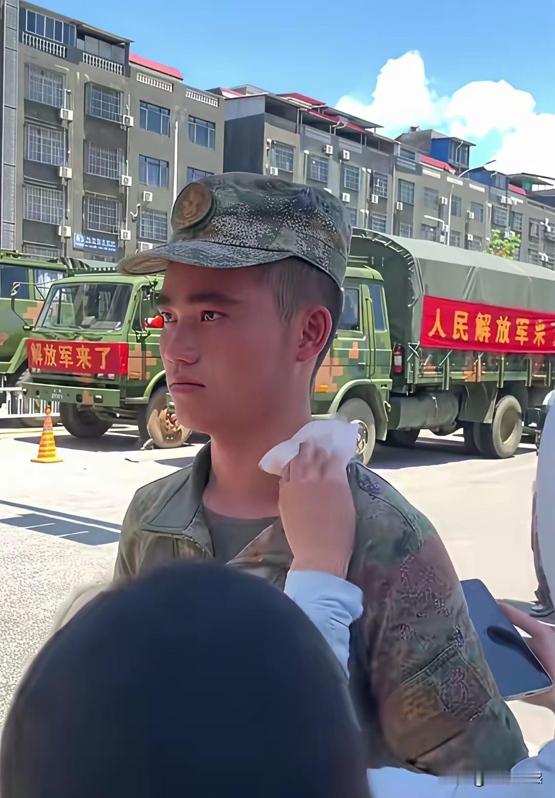 这些抗洪英雄们，他们用实际行动，得到了灾区人民的爱戴，一个老大姐亲自为这个抗洪英