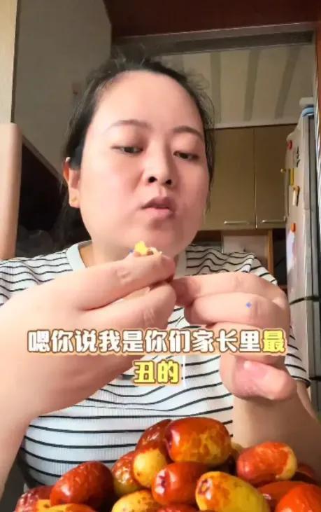 "妈，你是全班最丑的妈妈。"这句话像冰锥扎心，但真正刺穿我的，是儿子接下来的反问