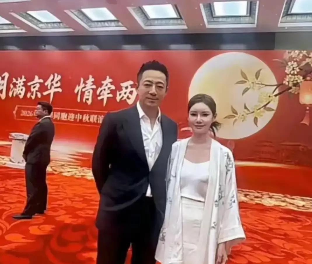 汪小菲这回在北京雁栖湖的高规格两岸中秋联谊会上，本来想打个漂亮的翻身仗，结果风头全被太太马筱梅的一件
