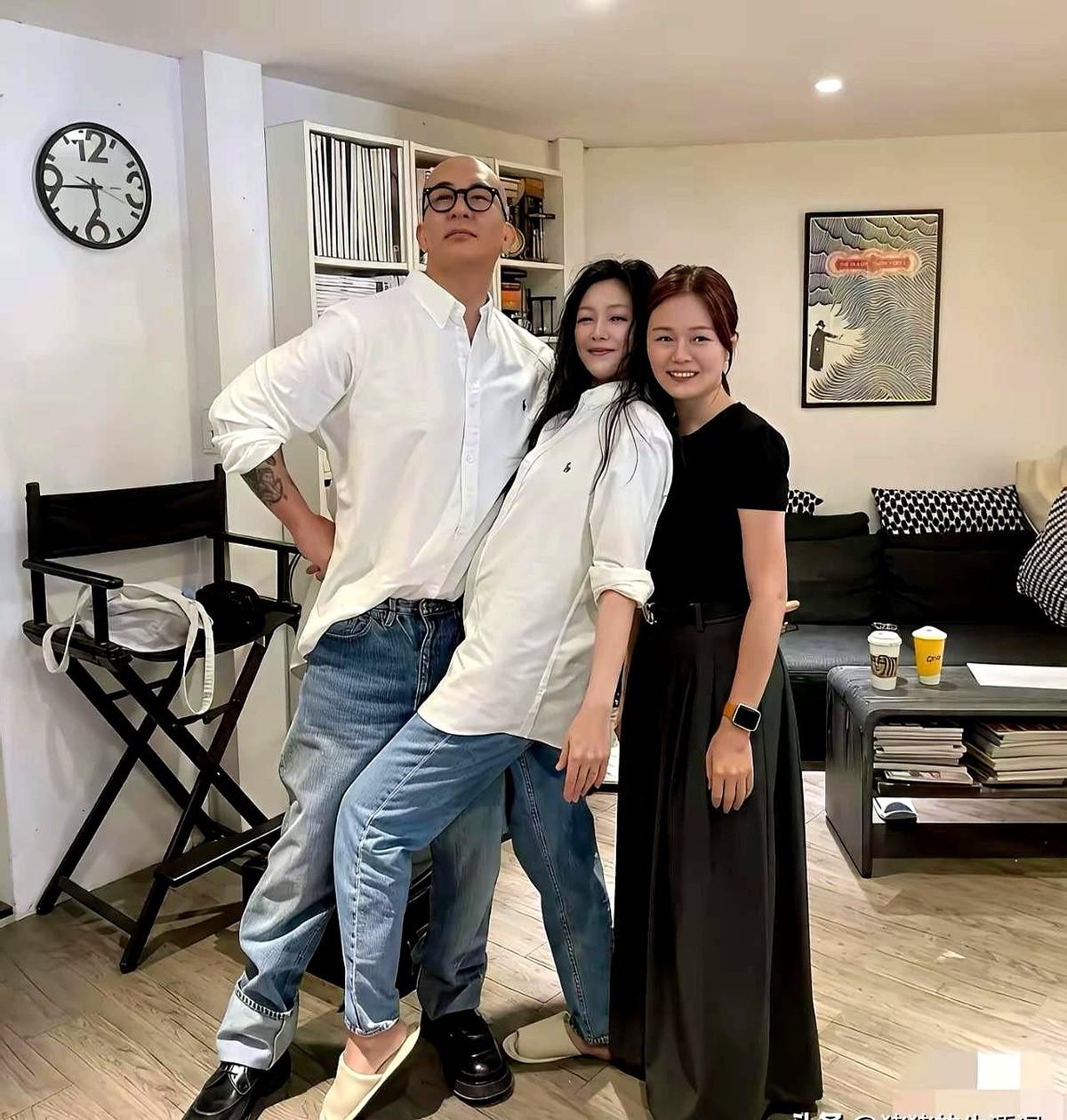 看照片大S，是非常爱光头的！两人穿情侣装合影，大S身体倾向具俊晔，看着确实很