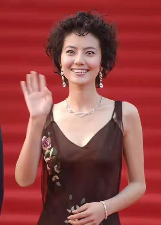国民女神看上去怎么有大妈感了，这样的发型真的是让人一言难尽，还没有孙俪有气质了。