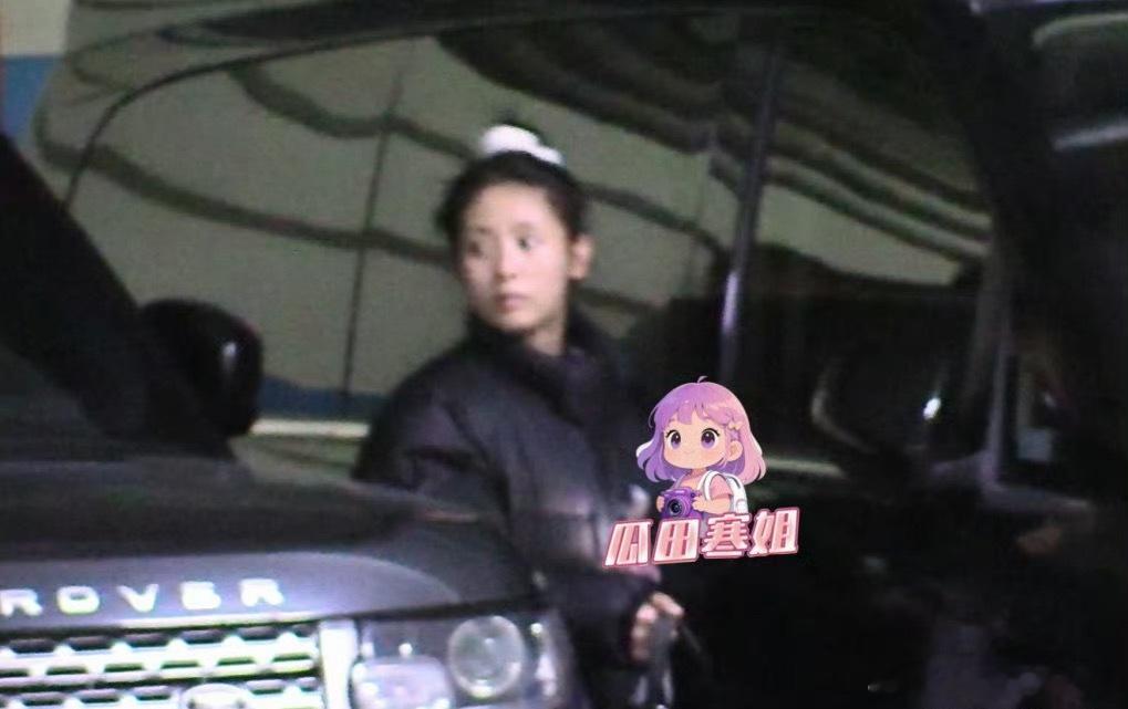 定睛一看，这不老揽胜吗选车有眼光啊苏苏！但双实线不能掉头，交通安全一定注意‼️