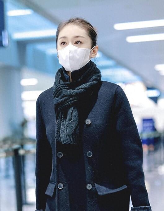 王子文这造型很酷，穿藏蓝色大衣+黑色围巾+黑色的喇叭裤，洋气又高级