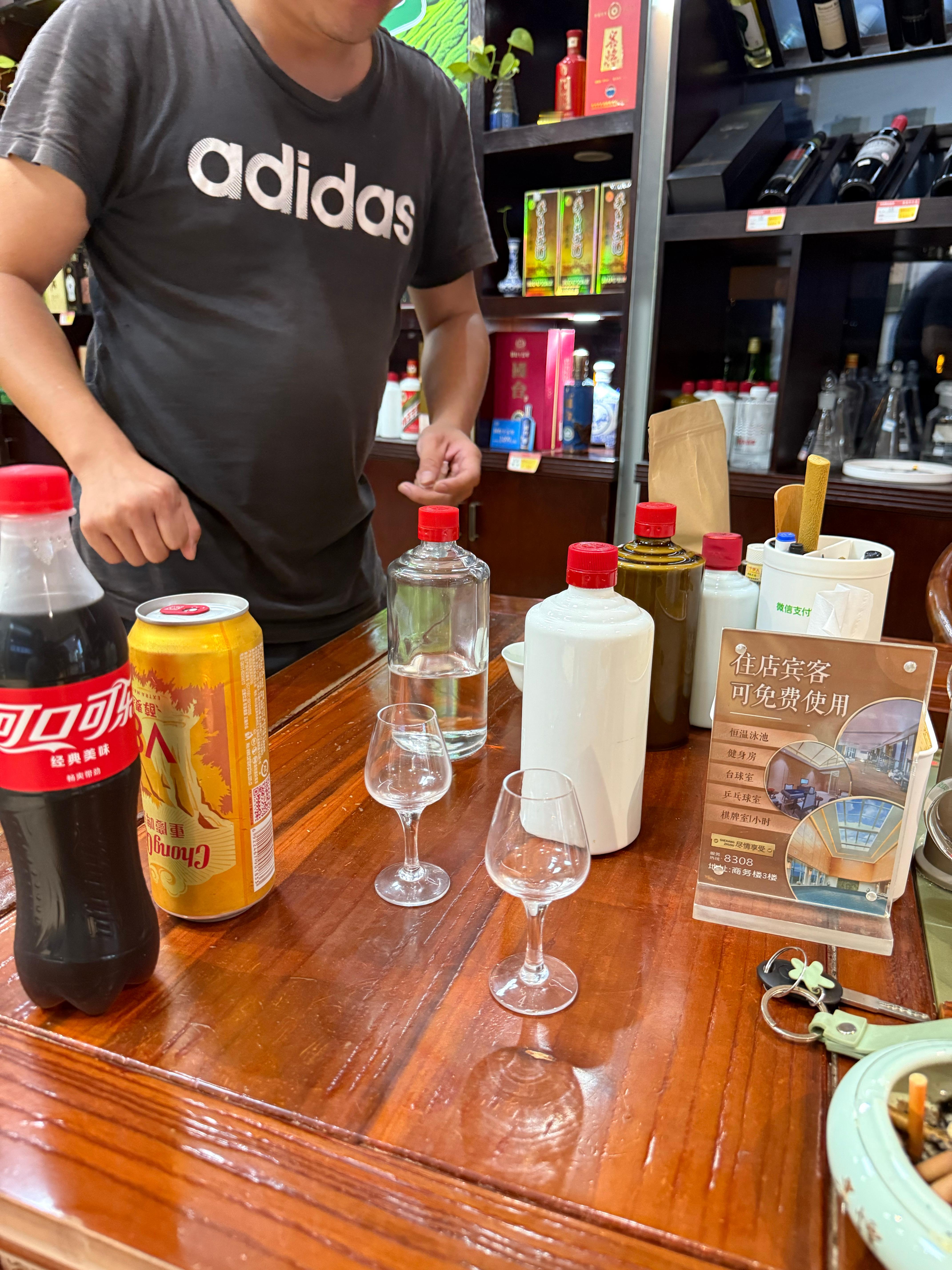 不愧是贵州我在酒店楼下买瓶可乐都要拉我品下他们的酱酒[666]​​​