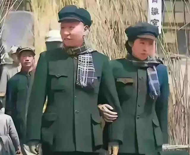 1948年，新婚的刘少奇王光美在西柏坡拍了照​​​