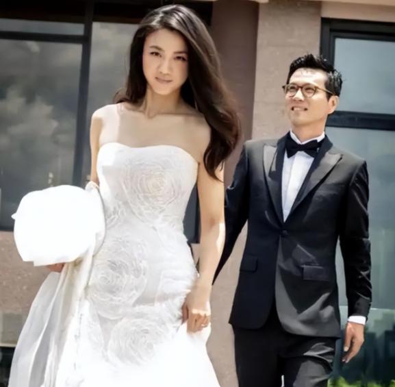 汤唯官宣儿子出生仅1天，中韩婚姻被扒底朝天，已出现3大反常行为。随着这则添丁喜事