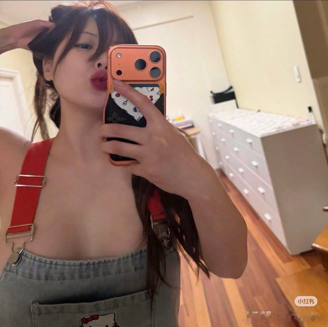 泫雅ins更新，原来背带裤还能这么穿？