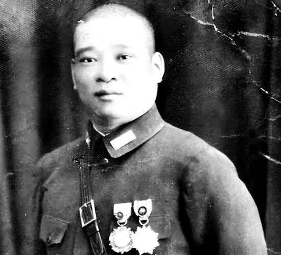 1948年吴化文阵前起义，部队改编后被委任军长。两年后吴化文提出转业到地方，毛主