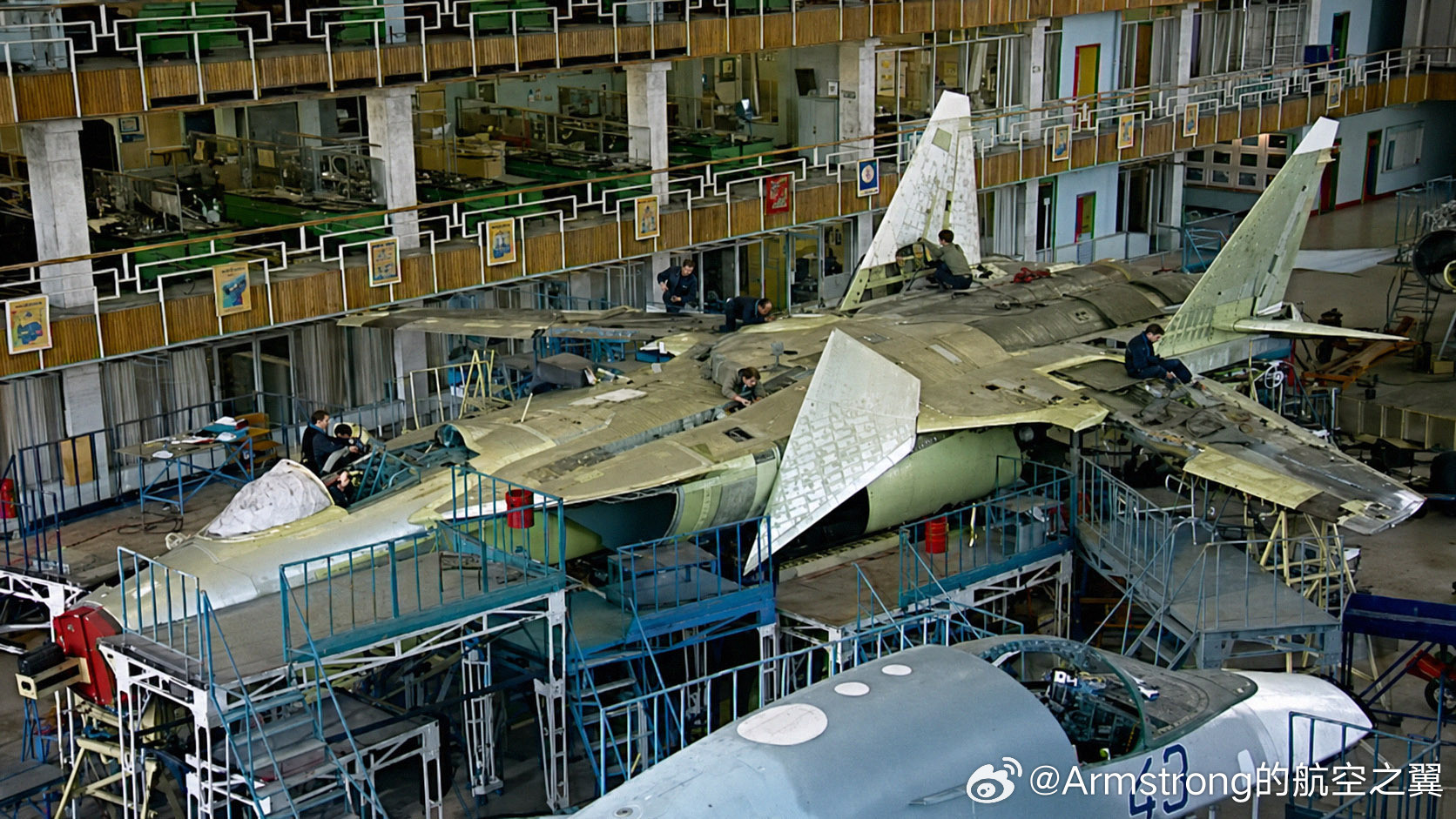 烽火问鼎计划90年代中期苏霍伊工厂组装苏-47金雕验证机的场景，照片应该是经过