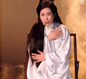 网友们说这届浪姐初舞台最该淘汰的是倪萍和杜华[笑着哭]，还真是第一次见要淘汰评委老