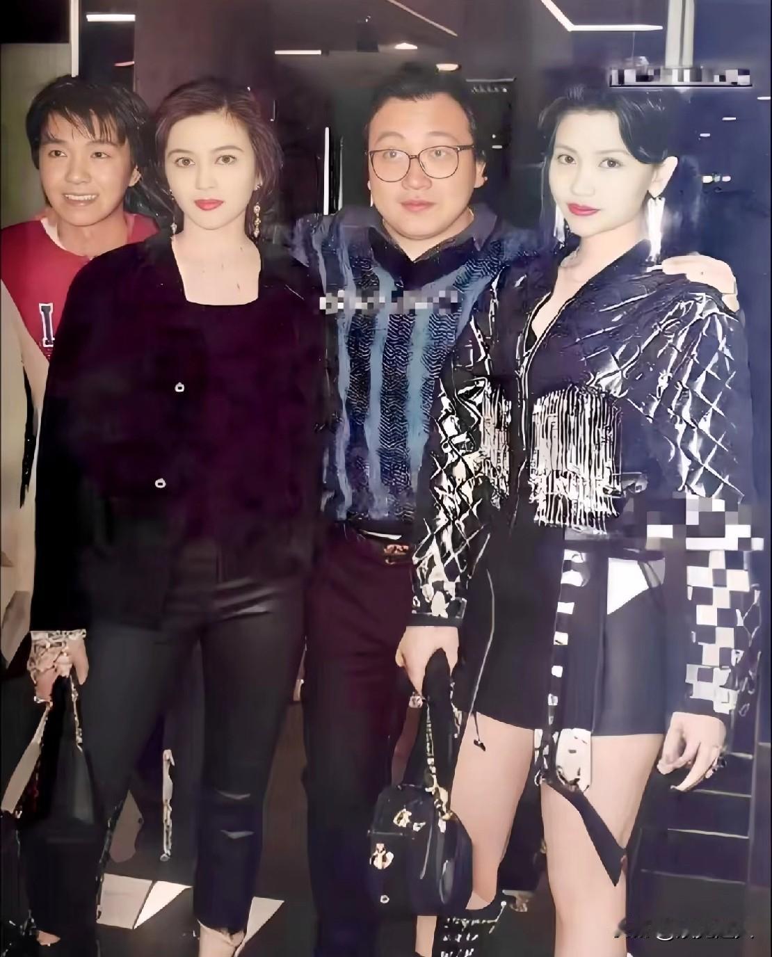 看到这张昔日合影，那时候的周星驰还不叫“星爷”，应该还叫“星仔”。合照时只能站在